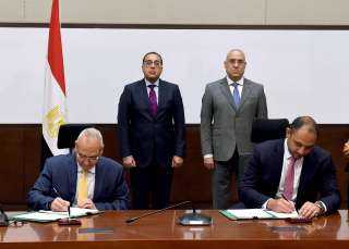 رئيس الوزراء يشهد توقيع عقدي...
