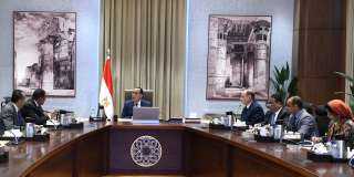 رئيس الوزراء يتابع مع محافظ...