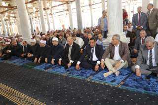 محافظ القليوبية يؤدي صلاة الجمعة...