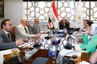 وزيرة البيئة تعقد اجتماعا مع...