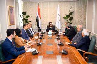وزيرة الهجرة تبحث مع أعضاء...