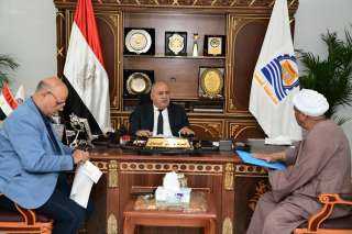 محافظ قنا يستقبل 135 مواطن...