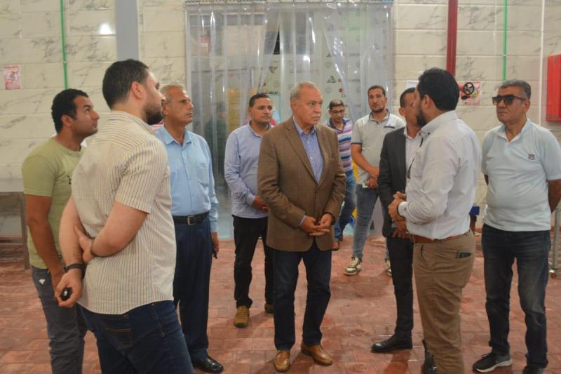 محافظ القليوبية يقوم بجولة تفقدية لتفقد عدد من المصانع بالمنطقة الاستثمارية بمدينة بنها لدعم المستثمرين وتشجيعهم