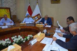 محافظ الوادي الجديد يبحث موقف...