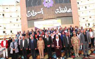 محافظ أسوان ومدير كلية الدفاع...