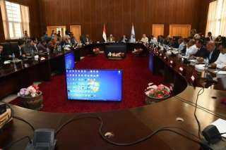 وزير الإسكان ومحافظ البحر الأحمر...