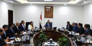 رئيس الوزراء يناقش حزمة حوافز...