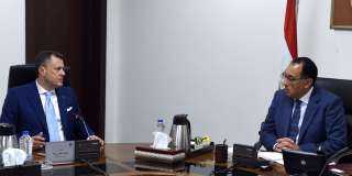رئيس الوزراء يستعرض مع وزير...