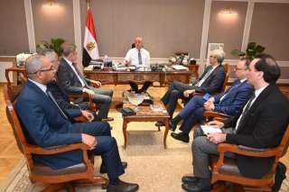 وزير الإسكان يبحث مع مسئولى...