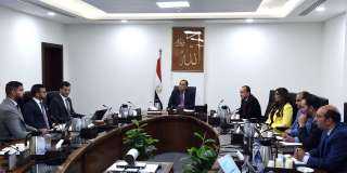 رئيس الوزراء يلتقي مسئولي شركة...