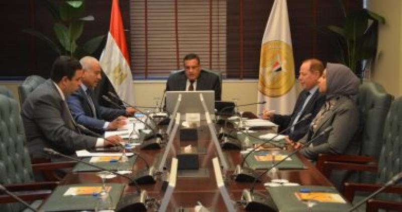وزير التنمية المحلية خلال لقاء محافظ السويس