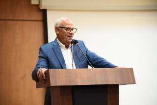 محافظ بورسعيد يلتقي العاملين بالإدارة...