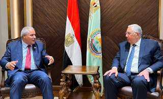 وزير الزراعة يبحث مع مسئولي...