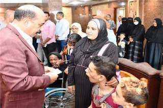 محافظ أسوان يسلم 33 كرسيا...