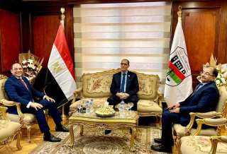 الوطنية للانتخابات تهدى رئيس النيابة...