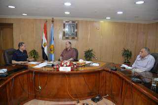 محافظ أسيوط يناقش أنشطة جهاز...