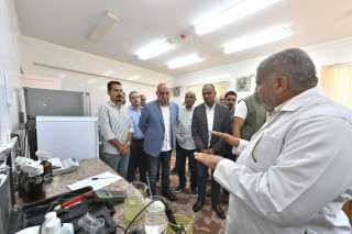 وزير الإسكان يتفقد محطة معالجة...