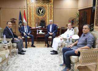 محافظ المنيا يهنئ مدير أمن...