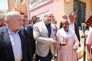 محافظ بني سويف يتفقد القوافل...