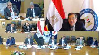 وزير البترول يعقد الاجتماعين الدوريين...