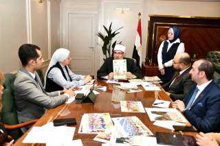وزير الأوقاف يلتقي وفدًا من...