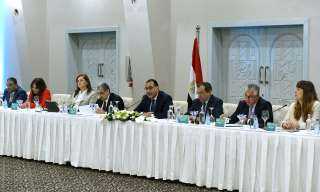 رئيس الوزراء يترأس مائدة مستديرة...