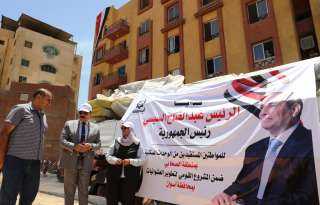 محافظ أسوان يوزع هدايا الرئيس...