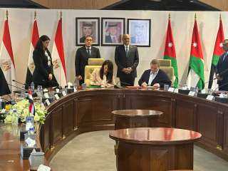 رئيسا وزراء مصر والأردن يشهدان...