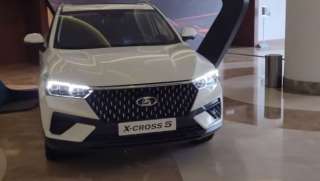 Lada تروّج لسيارتها الكروس أوفر...