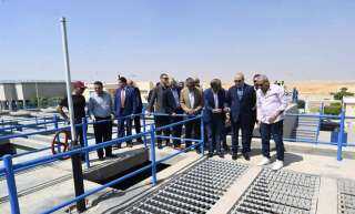 وزير الإسكان يتفقد محطة تنقية...