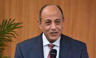 وزير الطيران: نطبق كافة المعايير...