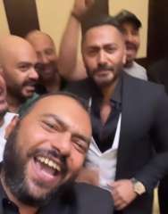 شاهد.. فرقة تامر حسني تفاجئه...