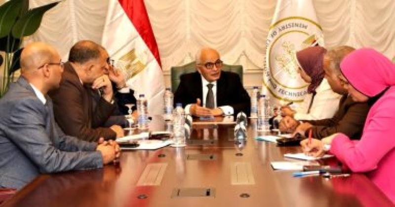 اجتماع وزير التعليم مع خبراء تطوير المناهج