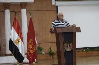 محافظ بورسعيد يستعرض إجراءات قانون...