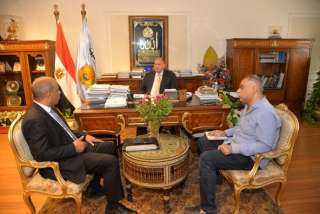 محافظ أسيوط يلتقى وكيل وزارة...