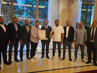 وزير الاتصالات يلتقى بعدد من...