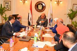 وزير قطاع الأعمال العام يستعرض...