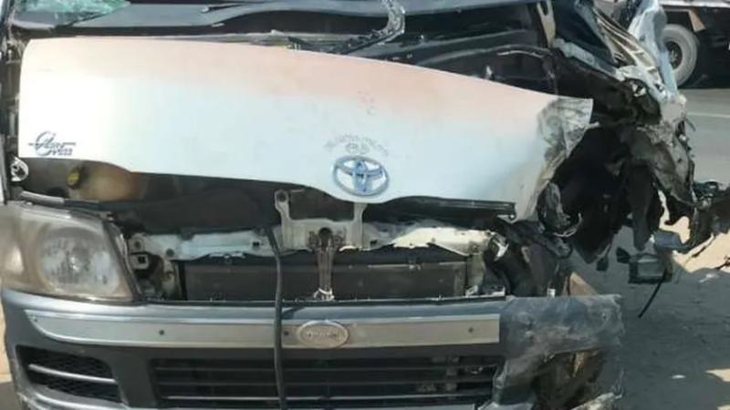 تصادم بين سيارة ميكروباص ونصف نقل بالبحيرة