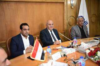 محافظ قنا يبحث مقترح تطوير...