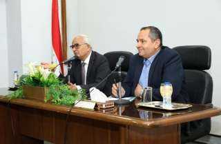 وزير التربية والتعليم يعقد اجتماعاً...