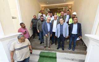 وزير الإسكان يتفقد سير العمل...