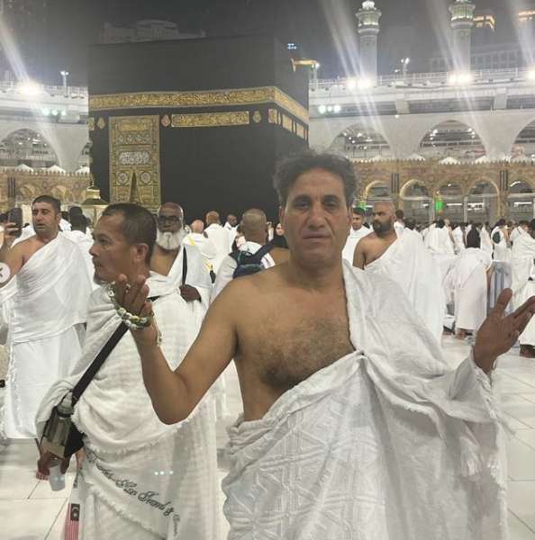 شاهد.. أحمد شيبة يؤدي عمره على روح والدته الراحلة