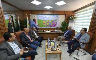 وزير الإسكان يعقد اجتماعا بمقر...
