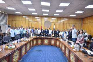 وزير العمل يلتقي بممثلي الاتصال...