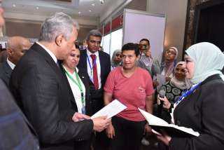 وزير العمل يفتتح ملتقى توظيف...