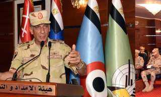 وزير الدفاع يبحث مع عدد...
