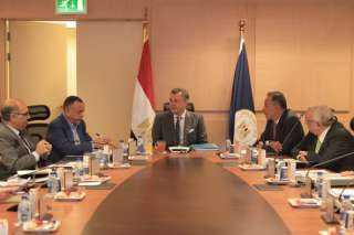 وزير السياحة والآثار يترأس اجتماع...