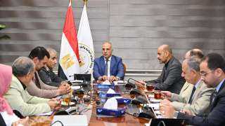 وزير الرى  يتابع موقف...