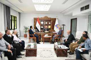 محافظ قنا يستقبل وكيل وزارة...