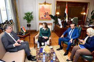 السفيرة سها جندي تجري مباحثات...